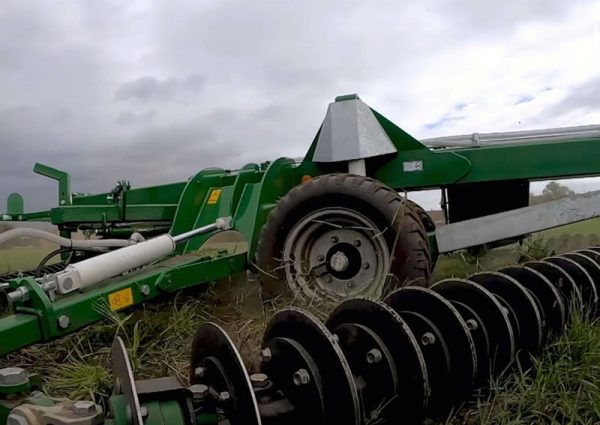 Kelly Chains working through crop stubble in a broadacre paddock – Dawson Ag equipment hire, Southern Queensland